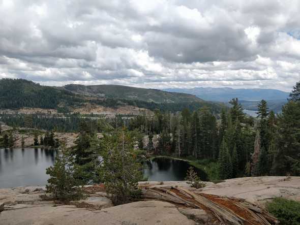 V dálce výhled na Donor Lake