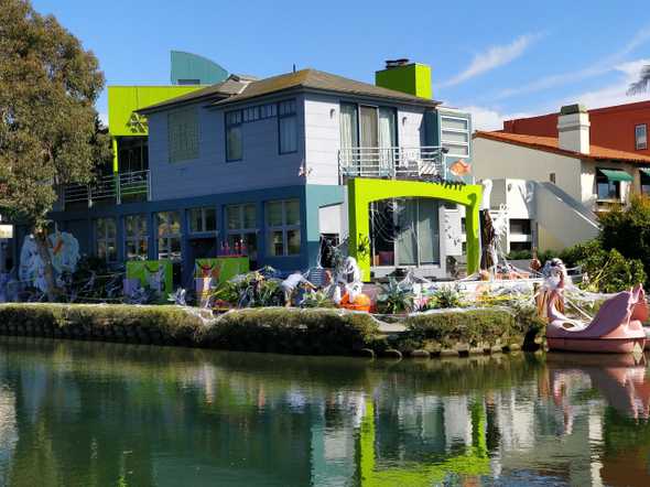 Jeden z přezdobených domů ve Venice, Halloween je přece už za měsíc!